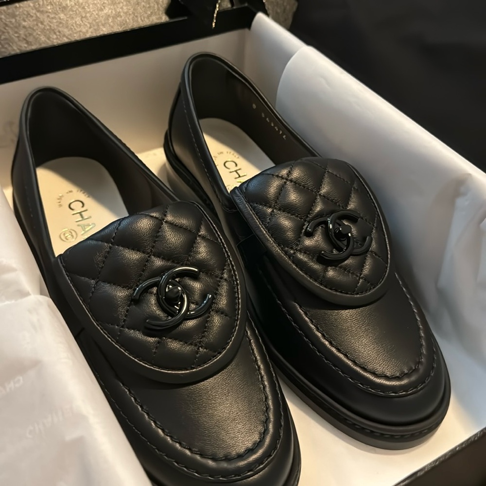 NWT Chanel 2023 Moccasins BLACK, Quilted Lambskin Leather CC Turn Lock 37.5